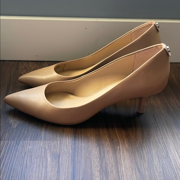 Michael Kors Shoes - Michael Kors Like New Dorothy Leather Tan Classic Elegant 2 Inch Heels Size 7.5
